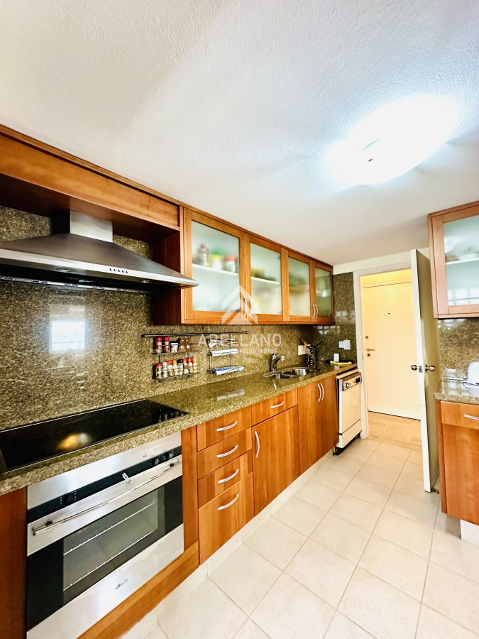Apartamento ID.4554 - Venta apartamento 3 dormitorios más dependencia sobre primera fila de Playa Mansa, Punta del Este