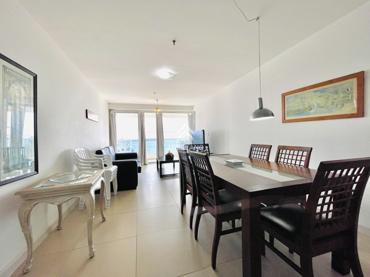 Apartamento ID.5012 - Apartamento de 2 Dormitorios, Vista al Mar y Parrillero en Playa Mansa, Venta