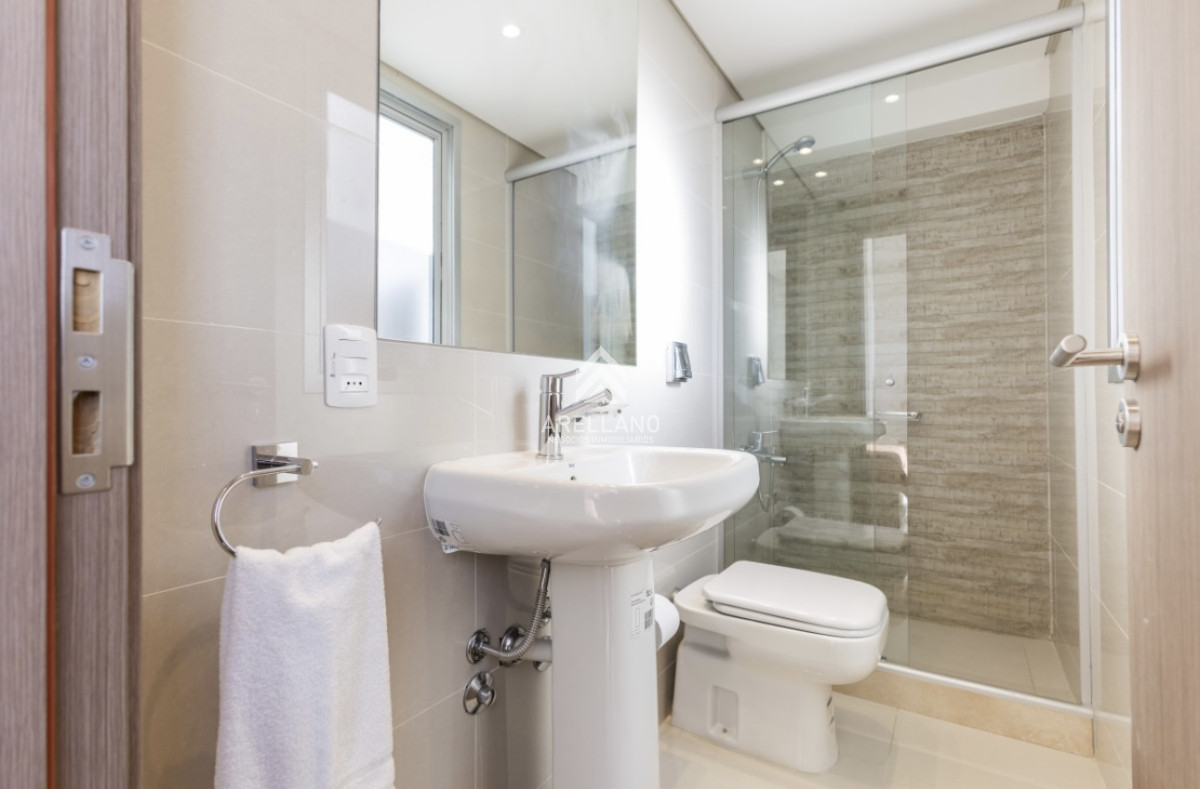 Apartamento ID.5179 - Moderno Penthouse con Vista al Mar, en Playa Brava, 3 Dormitorios con Parrillero y Dependencia de servicio