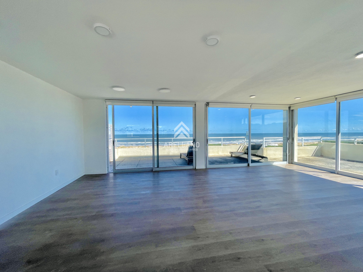 Apartamento ID.5666 - Penthouse de 3 Dormitorios en Primera Línea del Mar, Playa Brava Punta del Este