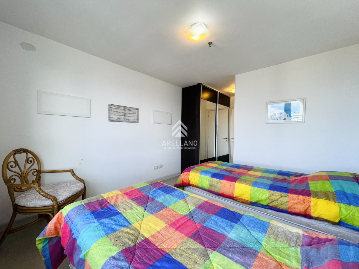 Apartamento ID.5012 - Apartamento de 2 Dormitorios, Vista al Mar y Parrillero en Playa Mansa, Venta