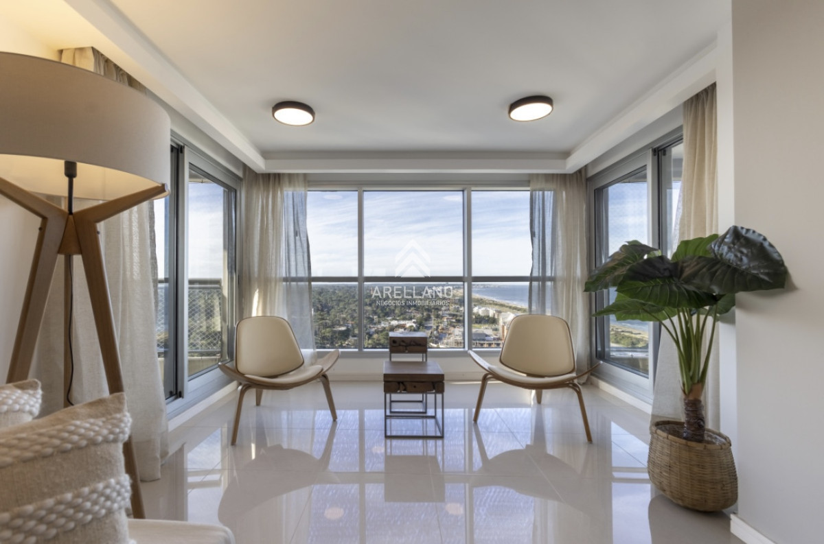 Apartamento ID.5179 - Moderno Penthouse con Vista al Mar, en Playa Brava, 3 Dormitorios con Parrillero y Dependencia de servicio