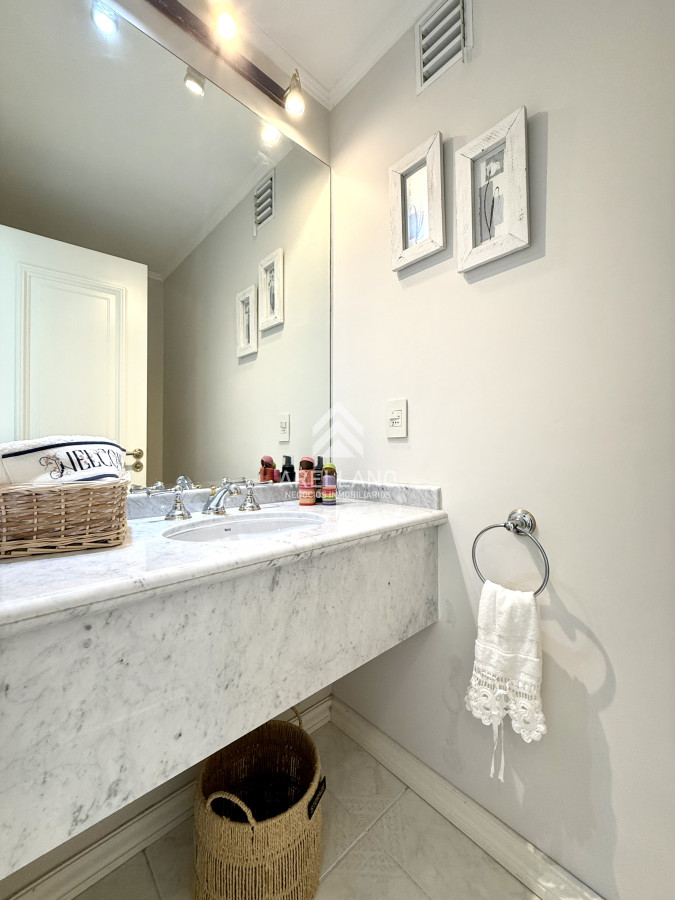 Apartamento ID.5736 - Alquiler temporario apartamento esquinero 3 dormitorios más dependencia de servicio sobre Playa Mansa, Punta del Este