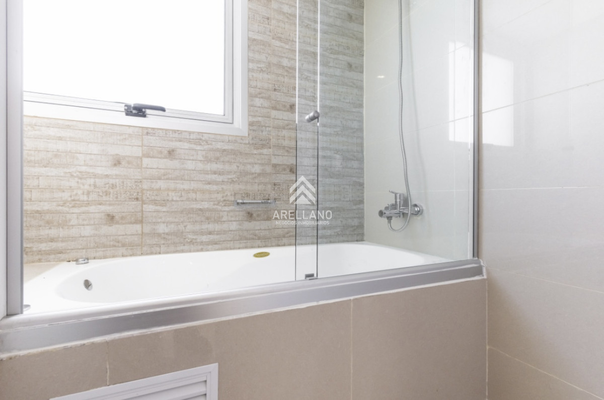 Apartamento ID.5179 - Moderno Penthouse con Vista al Mar, en Playa Brava, 3 Dormitorios con Parrillero y Dependencia de servicio