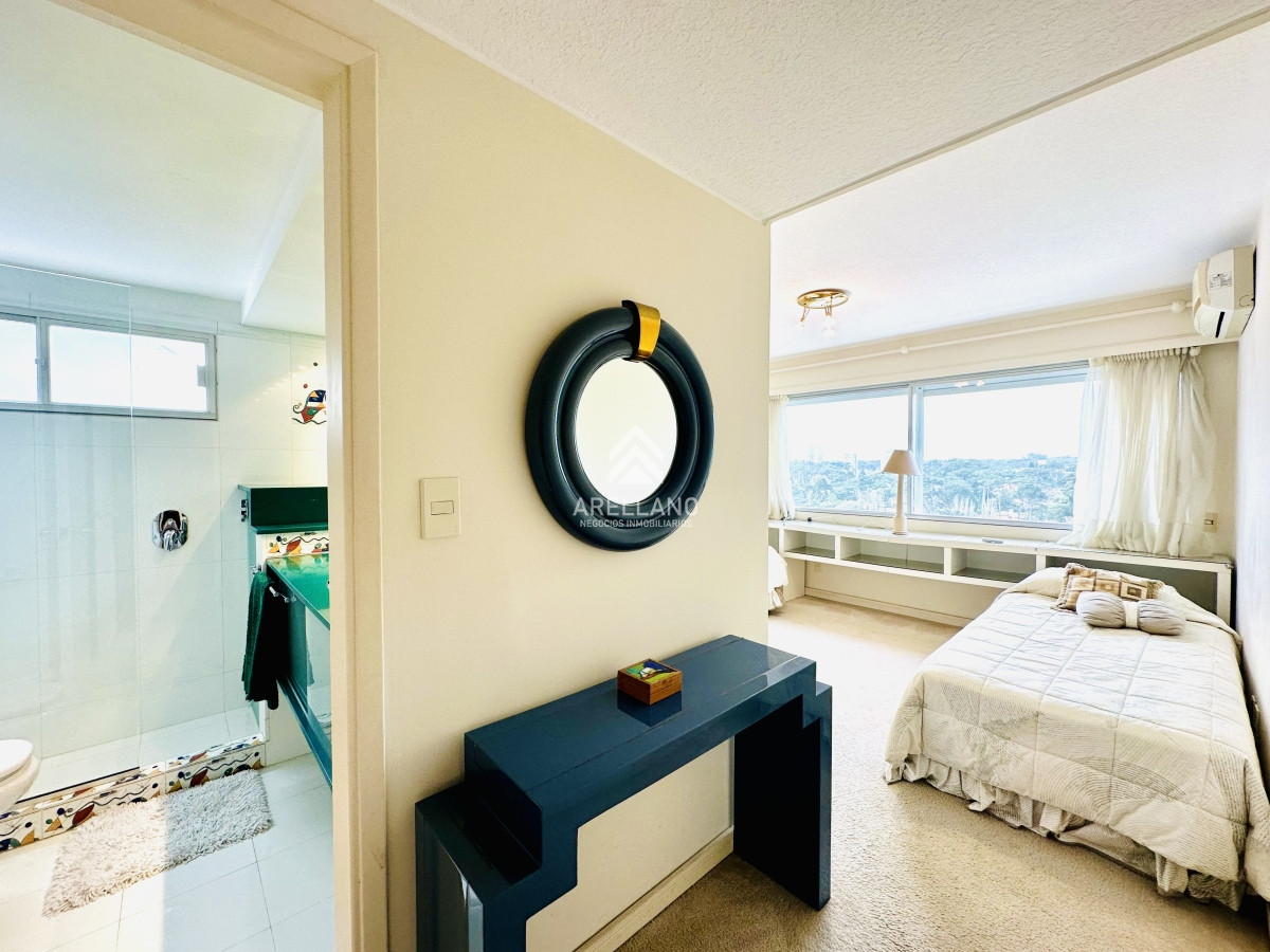 Apartamento ID.4554 - Venta apartamento 3 dormitorios más dependencia sobre primera fila de Playa Mansa, Punta del Este