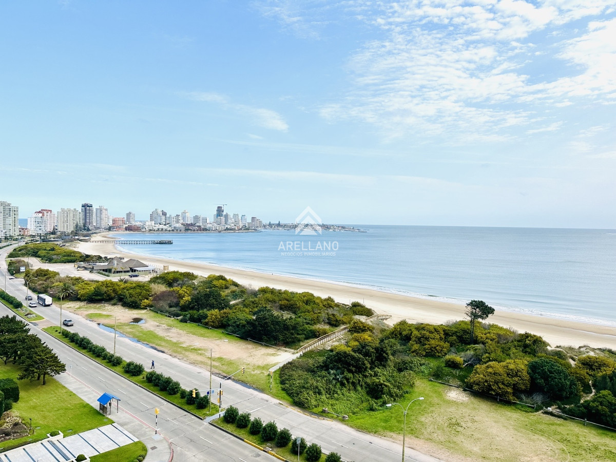Apartamento ID.4554 - Venta apartamento 3 dormitorios más dependencia sobre primera fila de Playa Mansa, Punta del Este