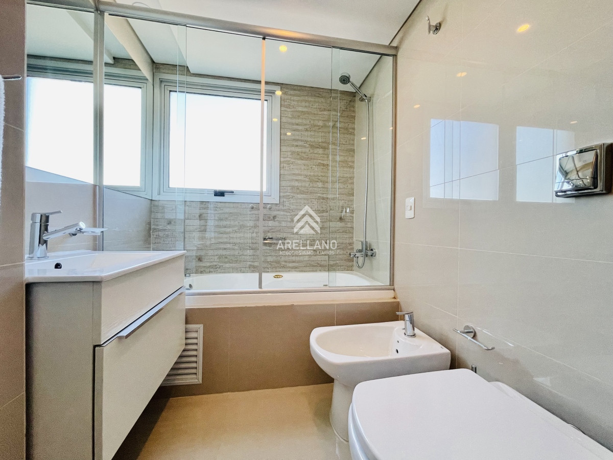 Apartamento ID.3951 - Venta Apartamento piso alto con Vista de 3 Dormitorios y Parrillero en Playa Brava, Punta del Este 