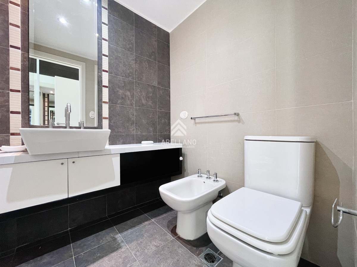 Apartamento ID.5012 - Apartamento de 2 Dormitorios, Vista al Mar y Parrillero en Playa Mansa, Venta