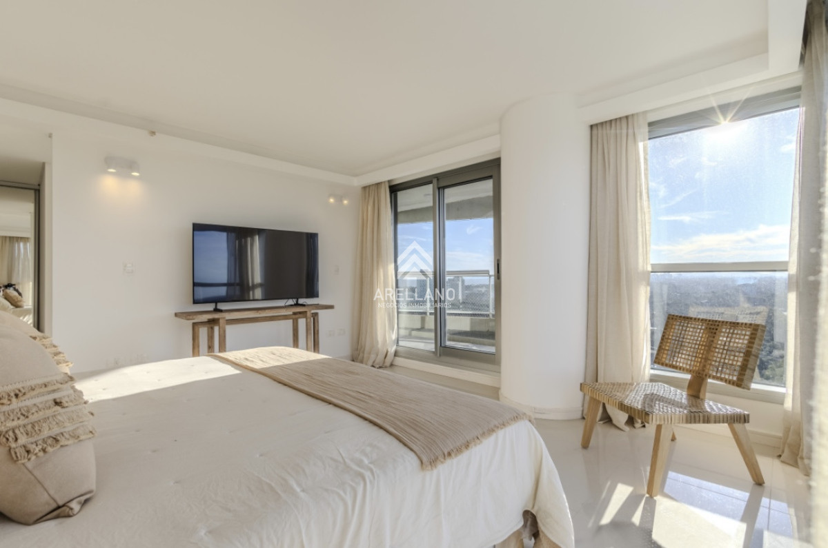 Apartamento ID.5179 - Moderno Penthouse con Vista al Mar, en Playa Brava, 3 Dormitorios con Parrillero y Dependencia de servicio