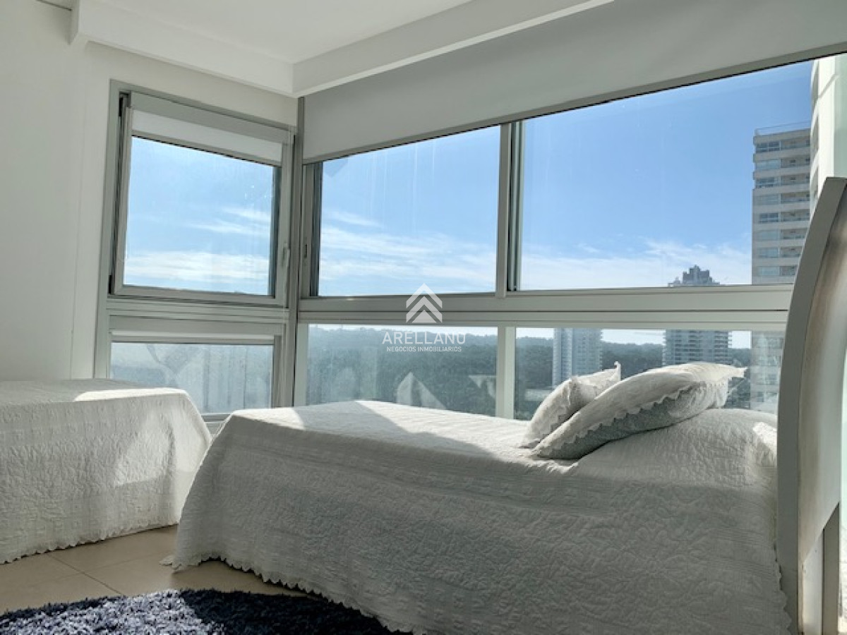 Apartamento ID.5429 - Venta y alquiler temporario de apartamento de 3 dormitorios mas dependencia de servicio en Playa Brava
