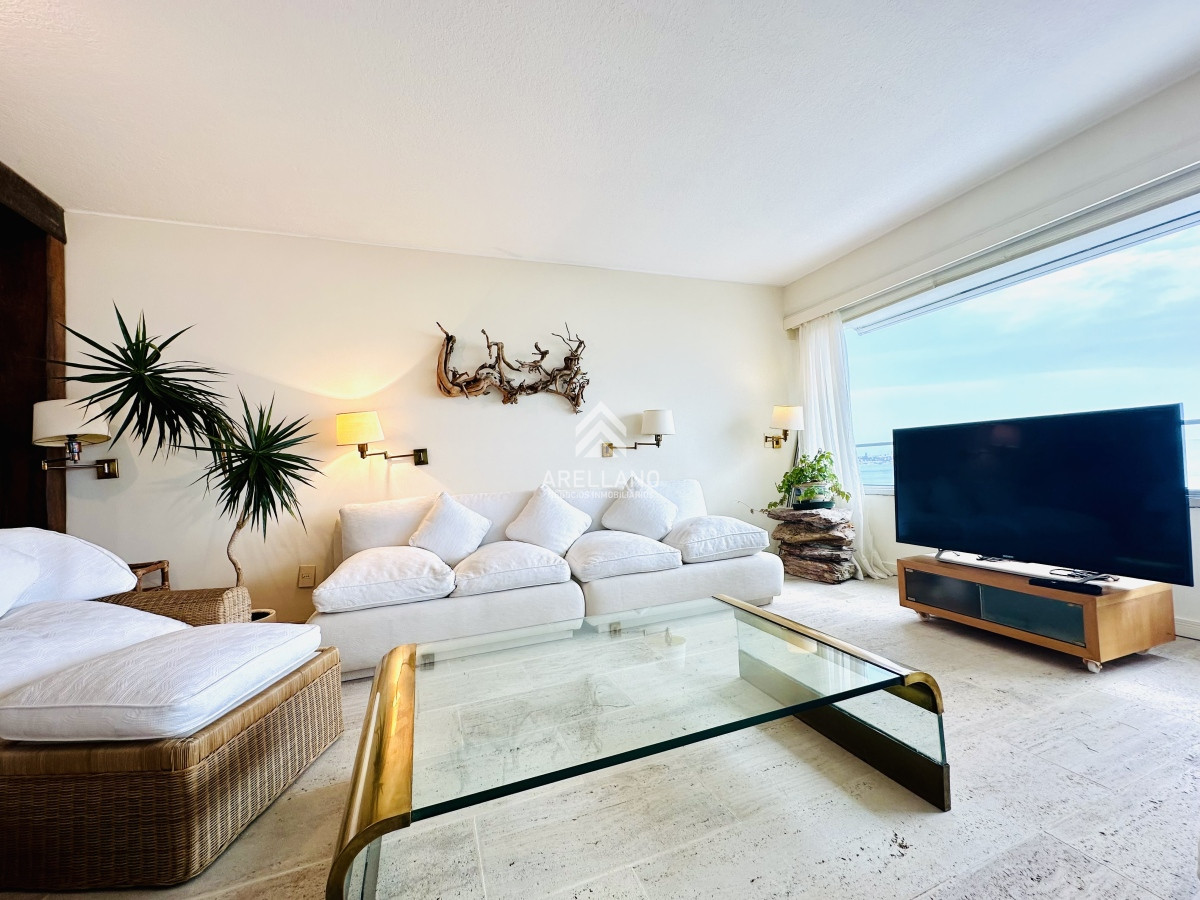 Apartamento ID.4554 - Venta apartamento 3 dormitorios más dependencia sobre primera fila de Playa Mansa, Punta del Este