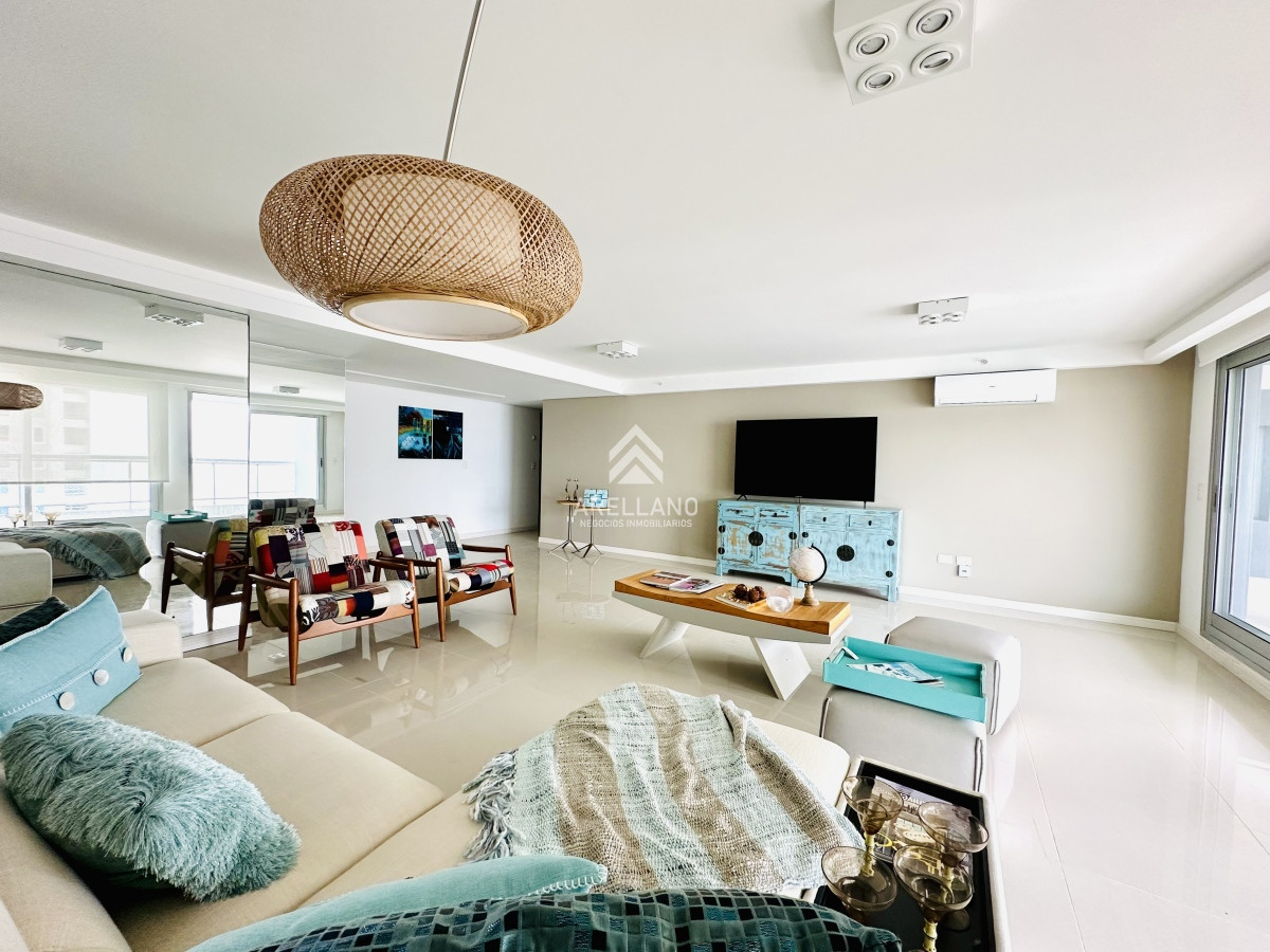 Apartamento ID.5668 - Venta de amplio penthouse 4 dormitorios más dependencia de servicio en torre premiun de Playa Brava, Punta del Este