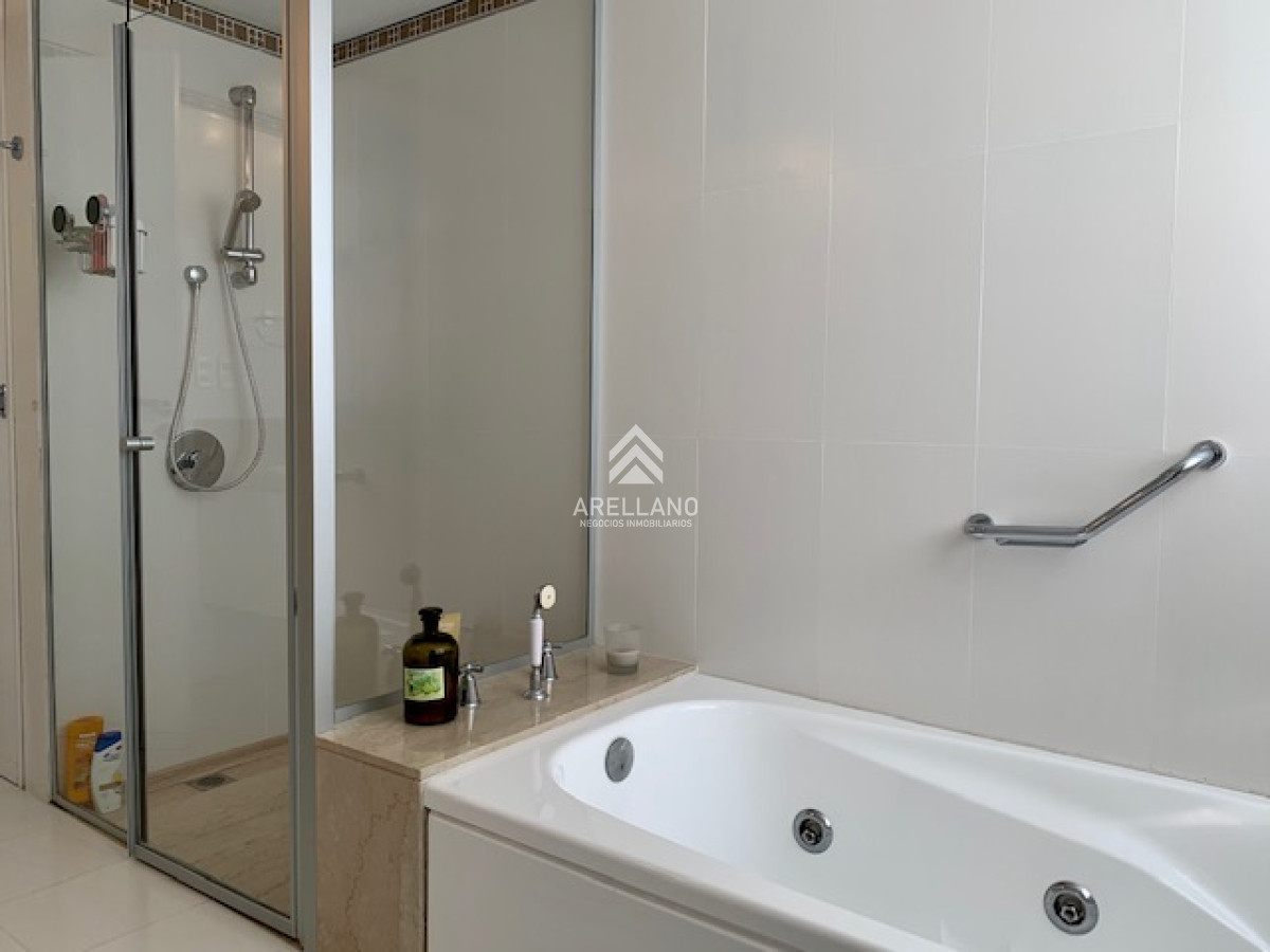 Apartamento ID.5429 - Venta y alquiler temporario de apartamento de 3 dormitorios mas dependencia de servicio en Playa Brava