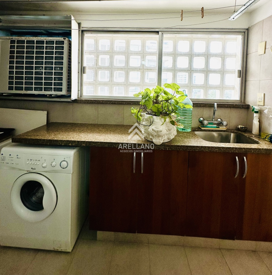 Apartamento ID.4554 - Venta apartamento 3 dormitorios más dependencia sobre primera fila de Playa Mansa, Punta del Este