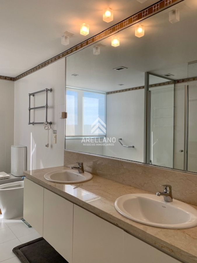 Apartamento ID.5429 - Venta y alquiler temporario de apartamento de 3 dormitorios mas dependencia de servicio en Playa Brava