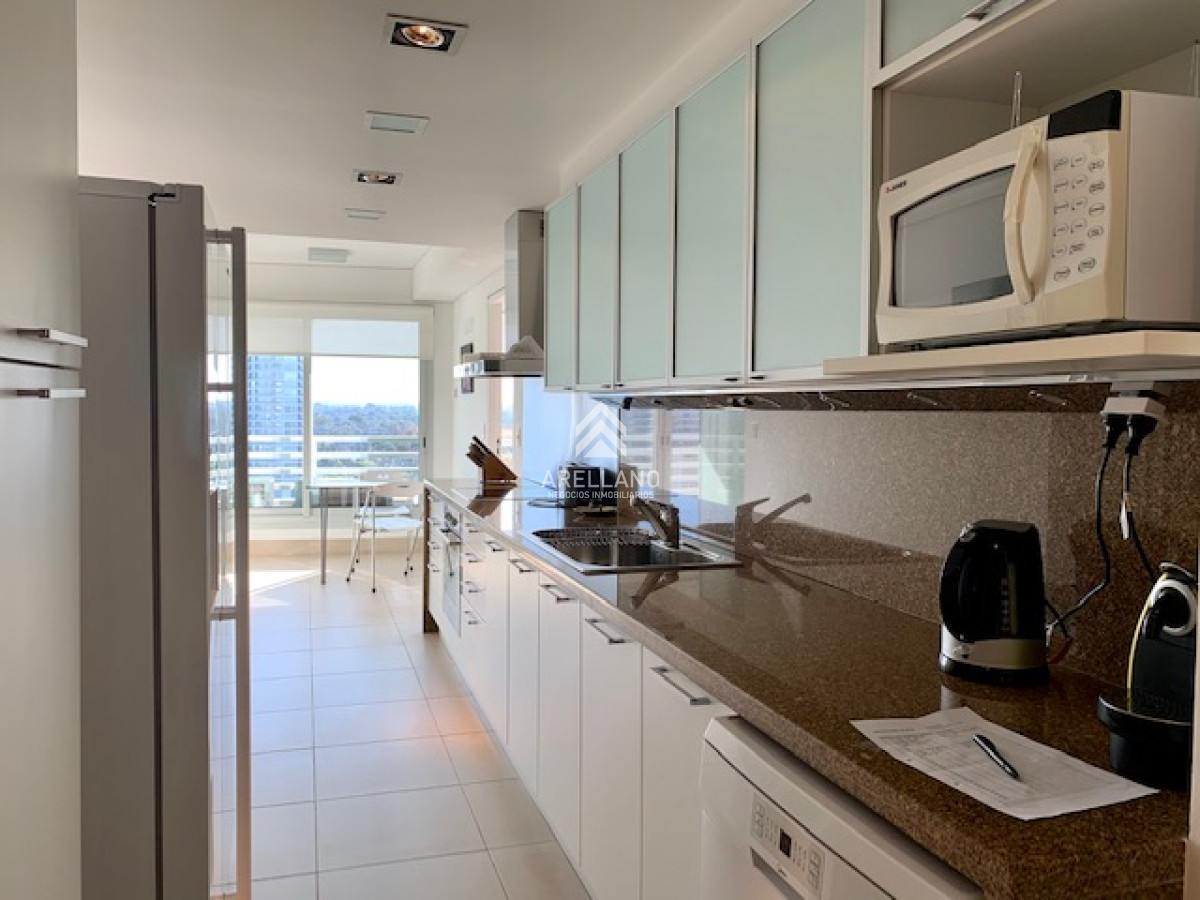 Apartamento ID.5429 - Venta y alquiler temporario de apartamento de 3 dormitorios mas dependencia de servicio en Playa Brava