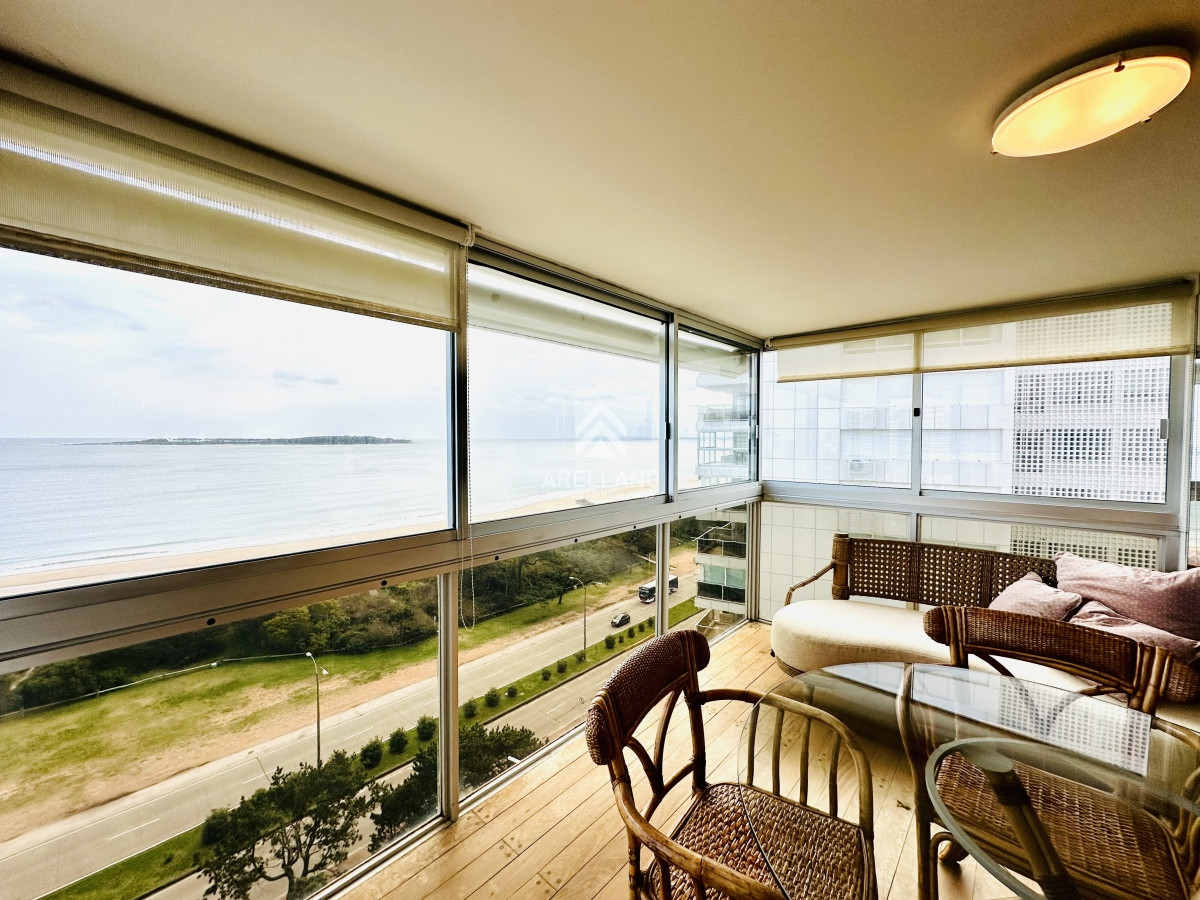 Apartamento ID.4554 - Venta apartamento 3 dormitorios más dependencia sobre primera fila de Playa Mansa, Punta del Este