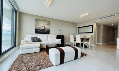 Moderno Apartamento de 2 Dormitorios en Torre Venetian sobre Playa Mansa