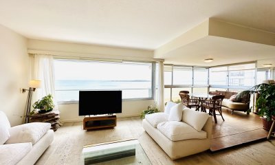 Venta apartamento 3 dormitorios más dependencia sobre primera fila de Playa Mansa, Punta del Este