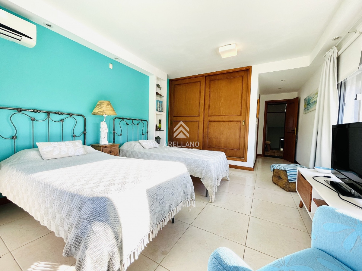 Casa ID.2578 - Casa de 5 Dormitorios y Piscina Climatizada Frente a Playa Mansa - Punta del Este
