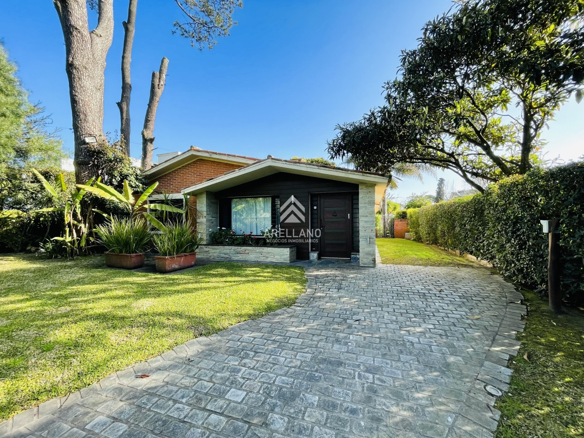 Casa ID.4992 - Casa de 3 Dormitorios, Piscina Climatizada y Parrillero en Playa Mansa, Punta del Este
