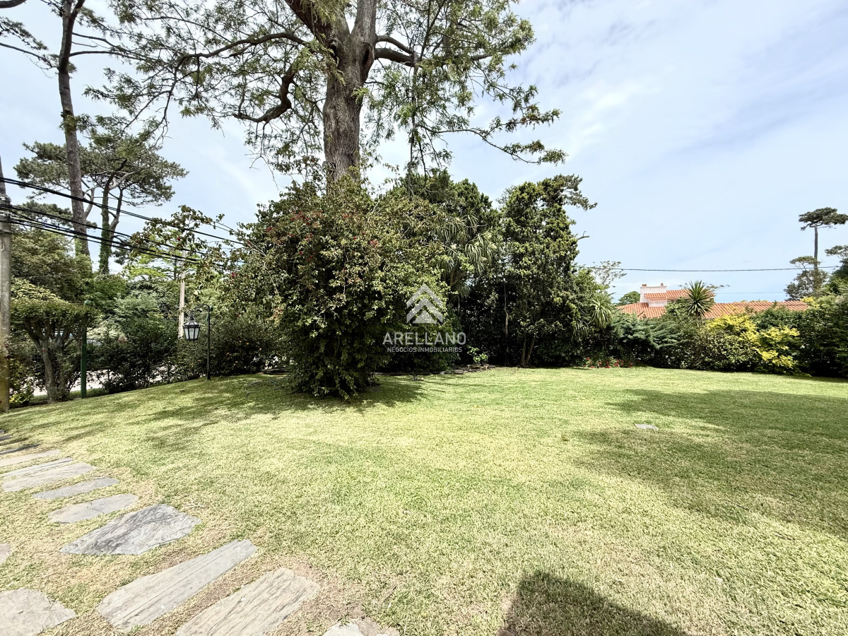 Casa ID.5680 - Alquiler temporal de casa de 3 dormitorios con gran parque en playa mansa, Punta del Este