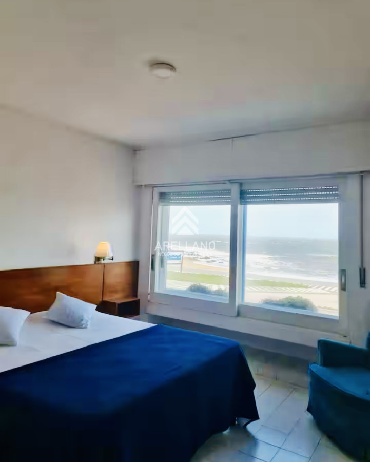 Casa ID.6588 - Gran Casa en Venta sobre el Mar de 5 Dormitorios y Dependencia en Península, Punta del Este