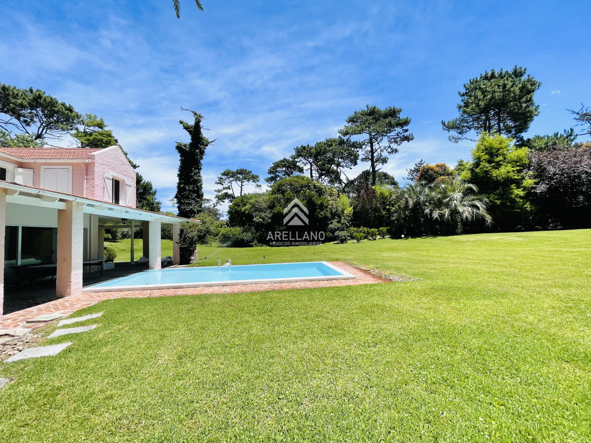 Casa ID.4021 - Alquiler temporada Casa de 4 Dormitorios en Playa Brava, Punta del Este