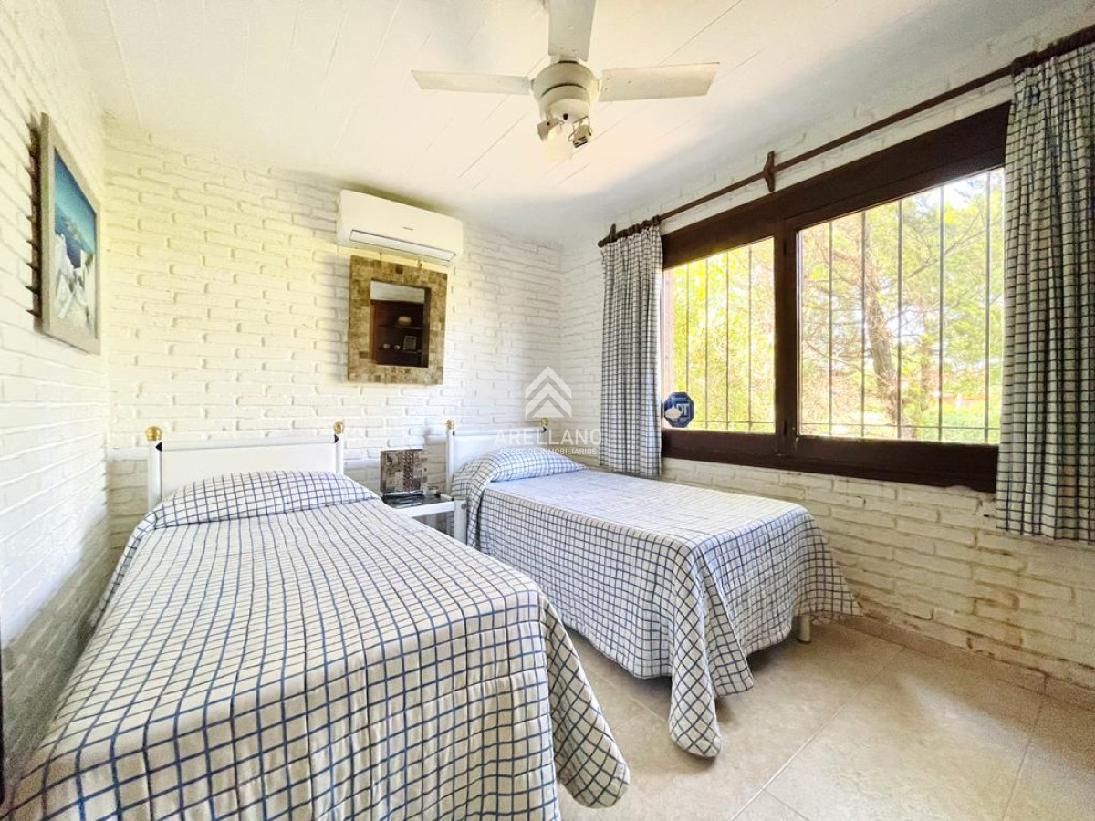 Casa ID.5363 - Excelente Casa de 4 Dormitorios en Playa Mansa - Punta del Este