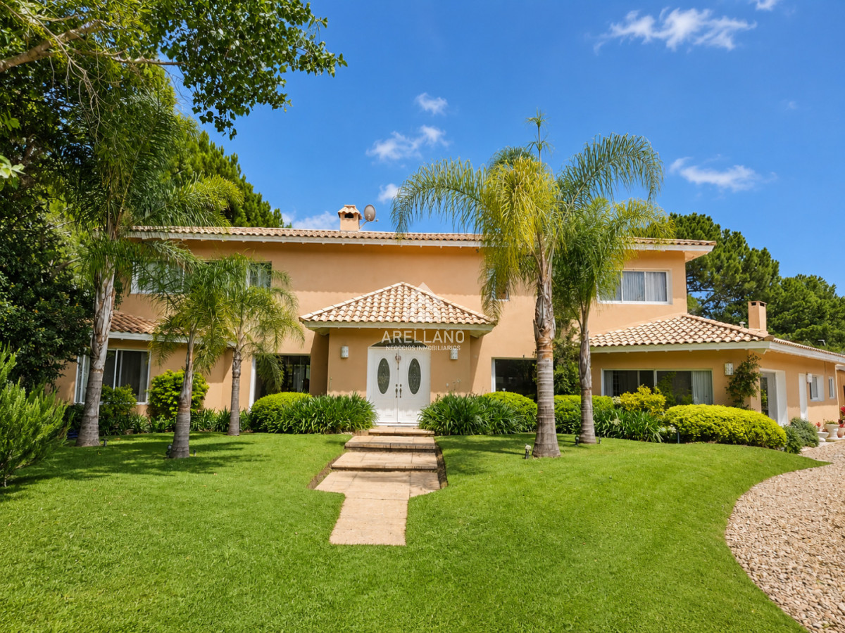 Casa ID.5377 - Venta Excelente Casa de 5 Dormitorios en Barrio Privado La Arbolada, Punta del Este