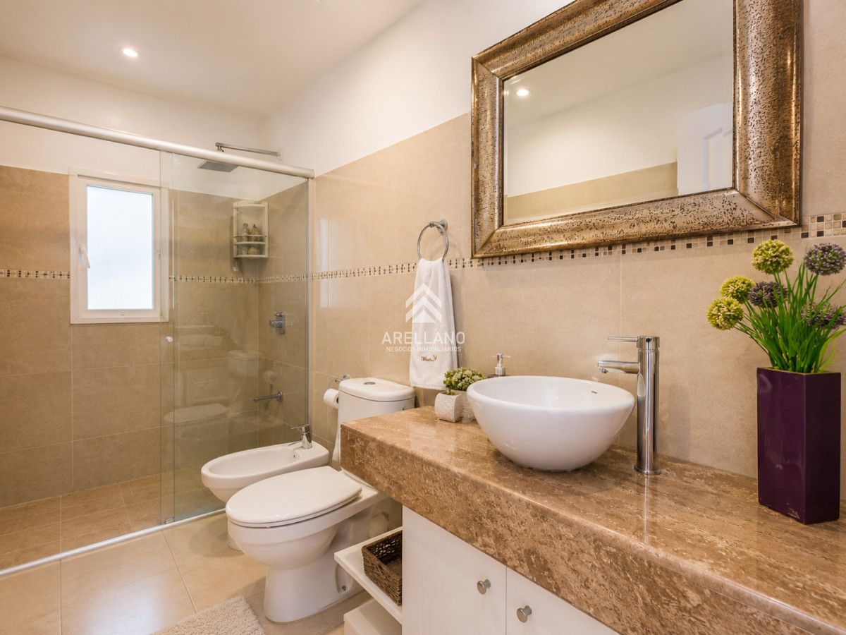 Casa ID.5377 - Venta Excelente Casa de 5 Dormitorios en Barrio Privado La Arbolada, Punta del Este