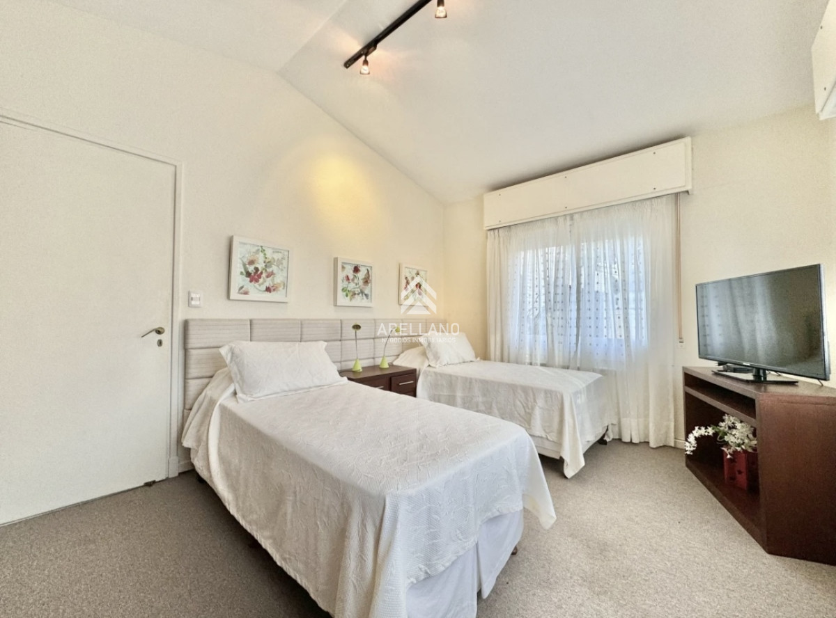 Casa ID.4987 - Moderna Casa de 4 Dormitorios en Playa Mansa a 150 metros del Mar