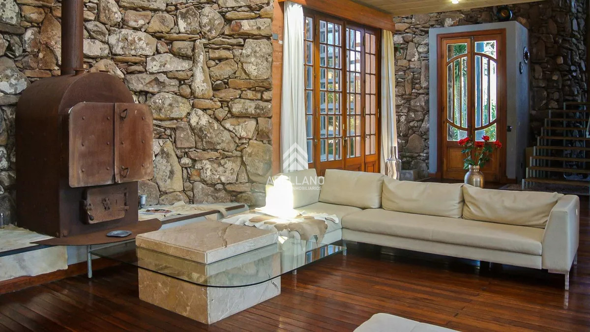 Casa ID.5467 - Excelente Casa de 5 Dormitorios, Piscina y Barbacoa en Barrio Privado, Punta del Este