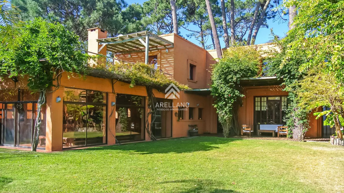 Casa ID.5467 - Excelente Casa de 5 Dormitorios, Piscina y Barbacoa en Barrio Privado, Punta del Este