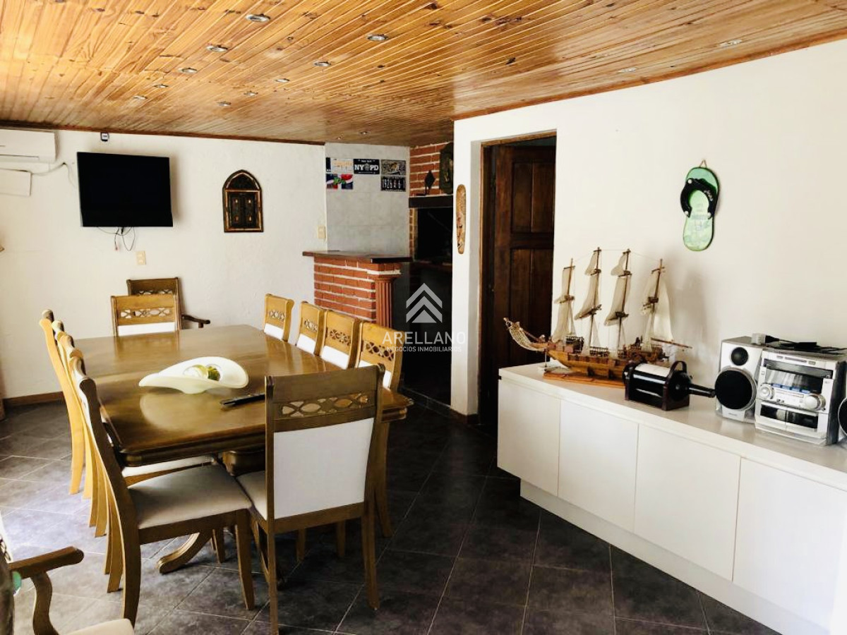 Casa ID.5328 - Alquiler temporario de casa con 3 Dormitorios con piscina y barbacoa en Jardines de Córdoba, Punta del Este