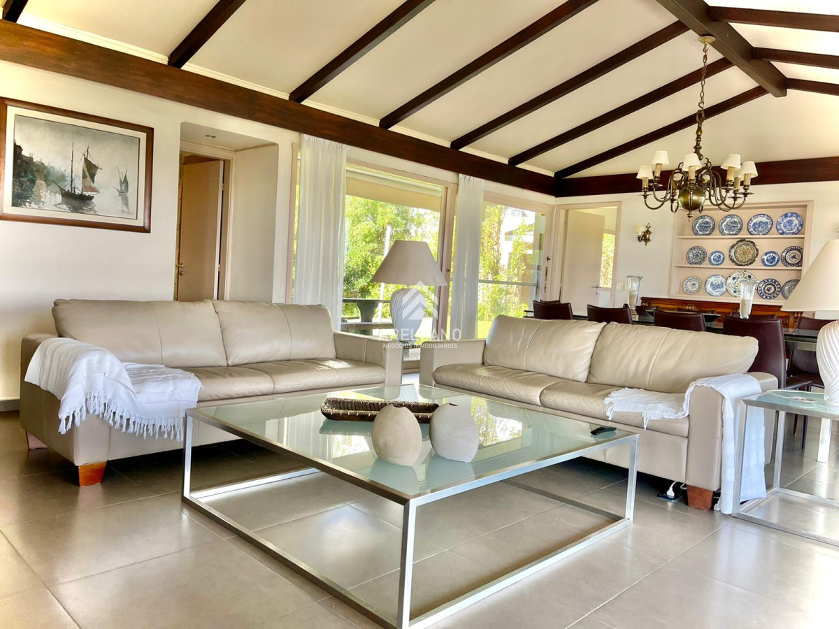 Casa ID.4585 - Espectacular Casa de 4 Dormitorios Frente a Playa Mansa - Punta del Este