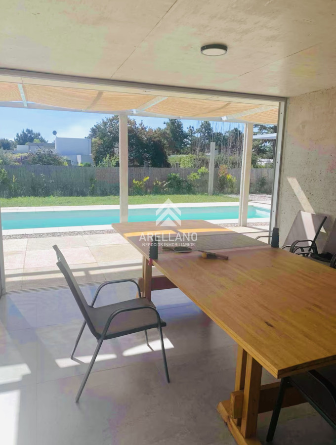 Casa ID.5385 - Alquiler de temporada Casa de 4 Dormitorios y Piscina Climatizada en Barrio Privado, Punta del Este