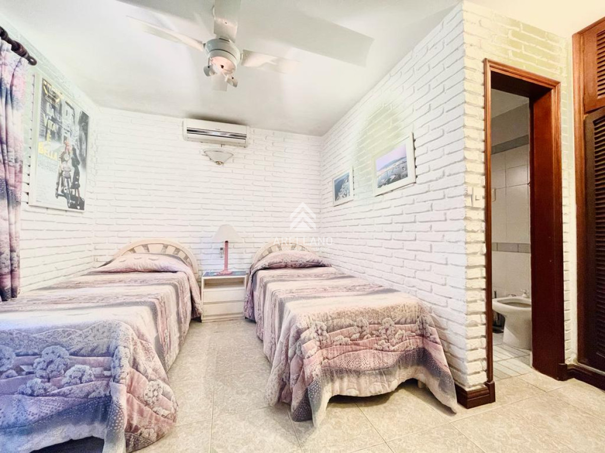 Casa ID.5363 - Excelente Casa de 4 Dormitorios en Playa Mansa - Punta del Este