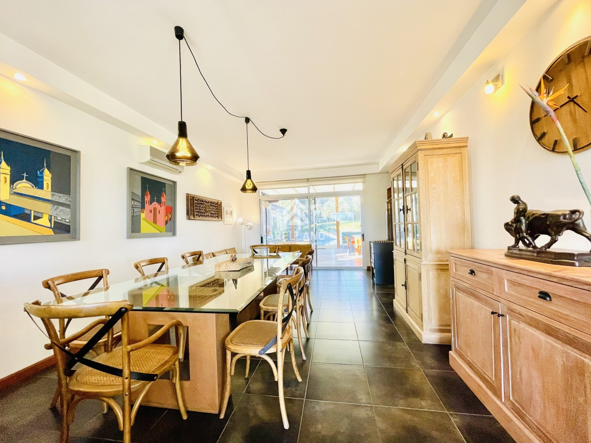 Casa ID.2578 - Casa de 5 Dormitorios y Piscina Climatizada Frente a Playa Mansa - Punta del Este