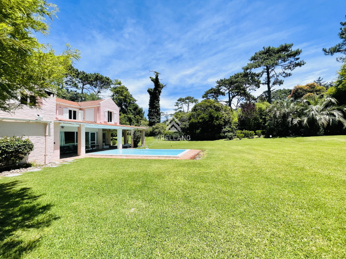 Casa ID.4021 - Alquiler temporada Casa de 4 Dormitorios en Playa Brava, Punta del Este