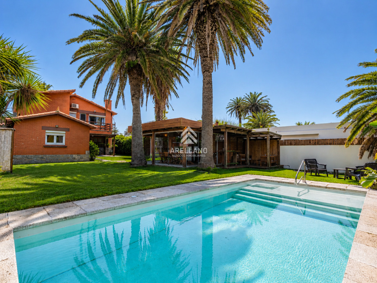 Casa ID.6587 - Espectacular Casa de 6 Dormitorios, Piscina y Barbacoa en la Península de Punta del Este