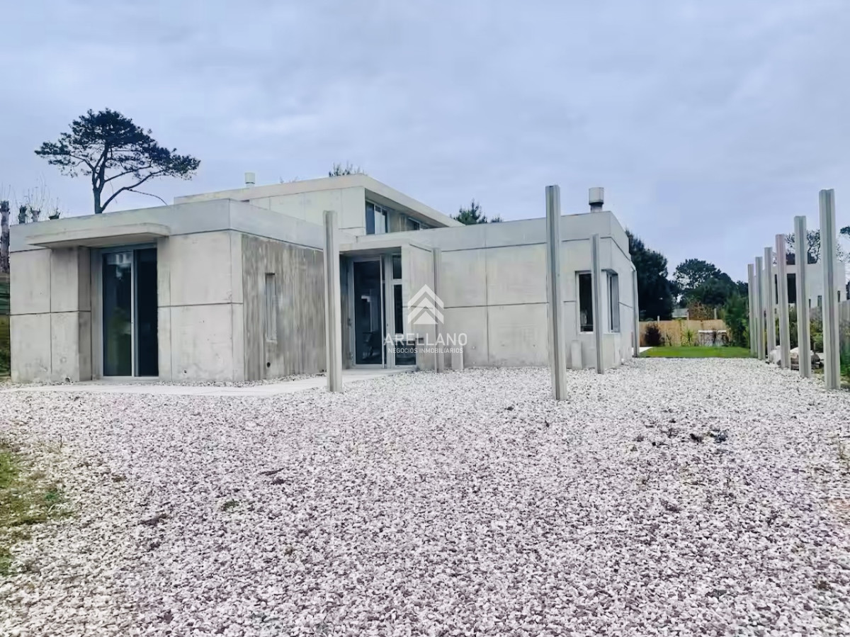 Casa ID.5385 - Alquiler de temporada Casa de 4 Dormitorios y Piscina Climatizada en Barrio Privado, Punta del Este