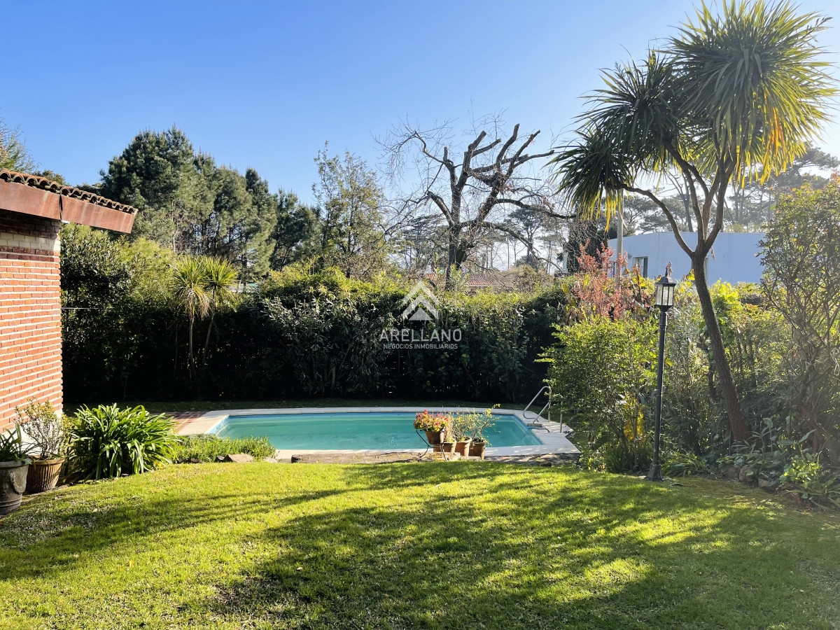 Casa ID.4992 - Casa de 3 Dormitorios, Piscina Climatizada y Parrillero en Playa Mansa, Punta del Este
