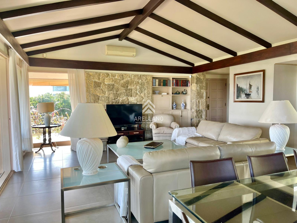 Casa ID.4585 - Espectacular Casa de 4 Dormitorios Frente a Playa Mansa - Punta del Este