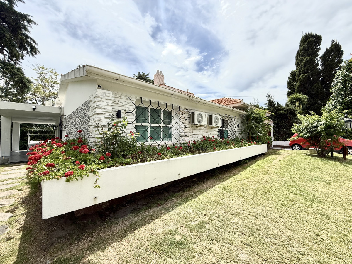 Casa ID.5680 - Alquiler temporal de casa de 3 dormitorios con gran parque en playa mansa, Punta del Este
