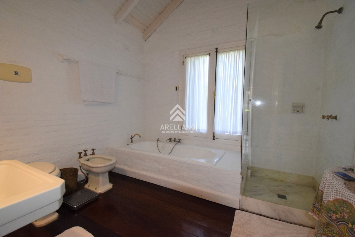 Casa ID.4021 - Alquiler temporada Casa de 4 Dormitorios en Playa Brava, Punta del Este