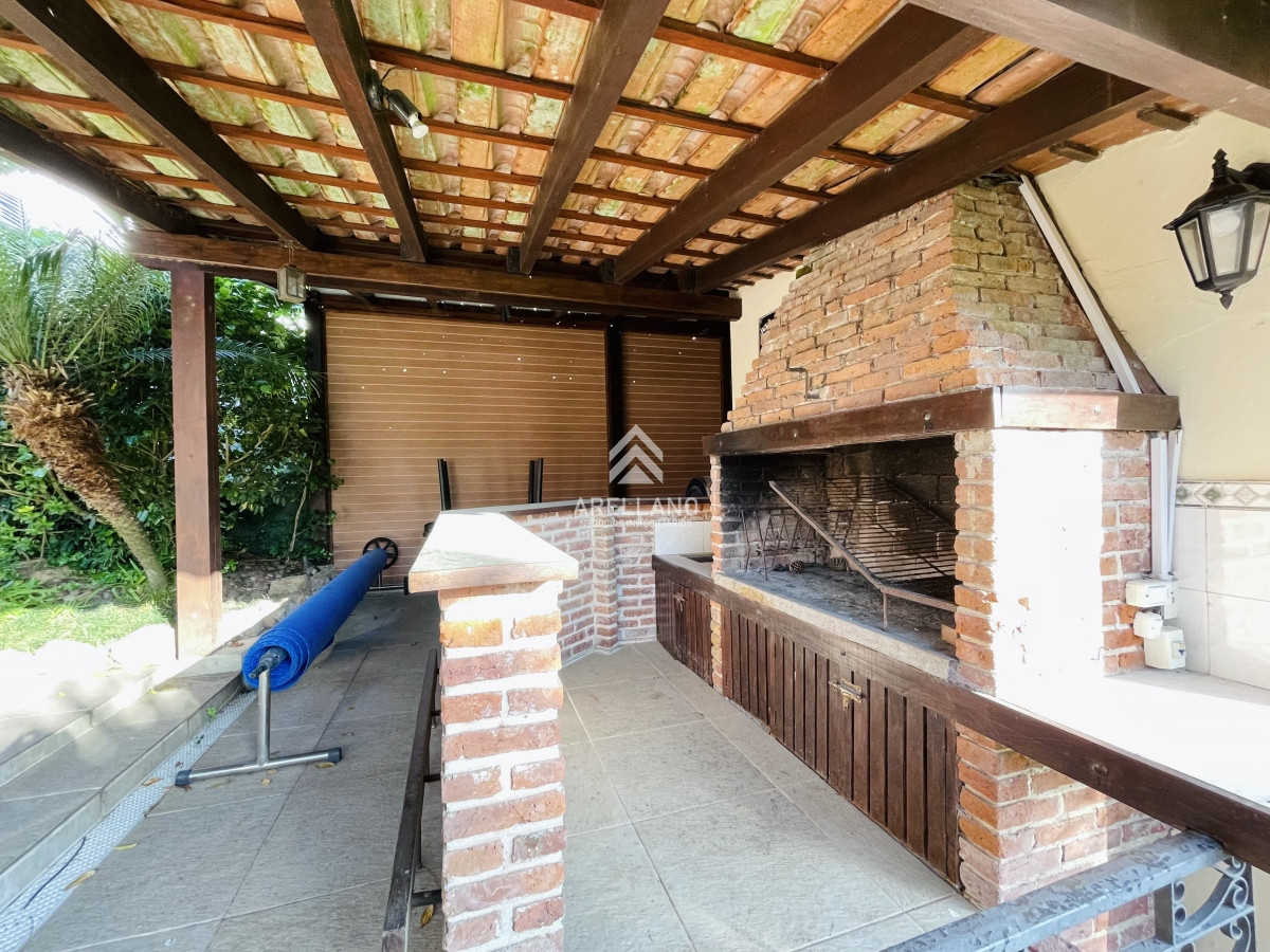 Casa ID.4992 - Casa de 3 Dormitorios, Piscina Climatizada y Parrillero en Playa Mansa, Punta del Este