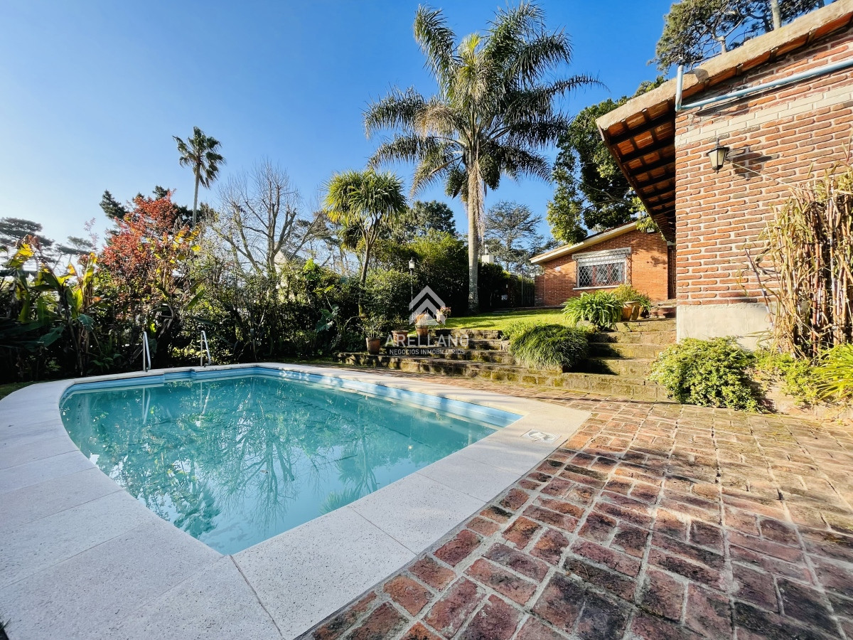 Casa ID.4992 - Casa de 3 Dormitorios, Piscina Climatizada y Parrillero en Playa Mansa, Punta del Este