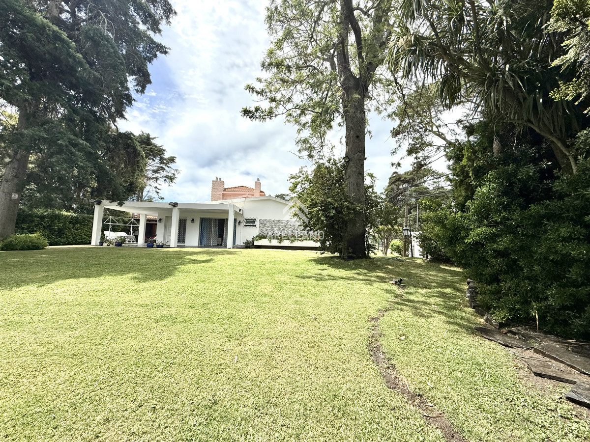 Casa ID.5680 - Alquiler temporal de casa de 3 dormitorios con gran parque en playa mansa, Punta del Este