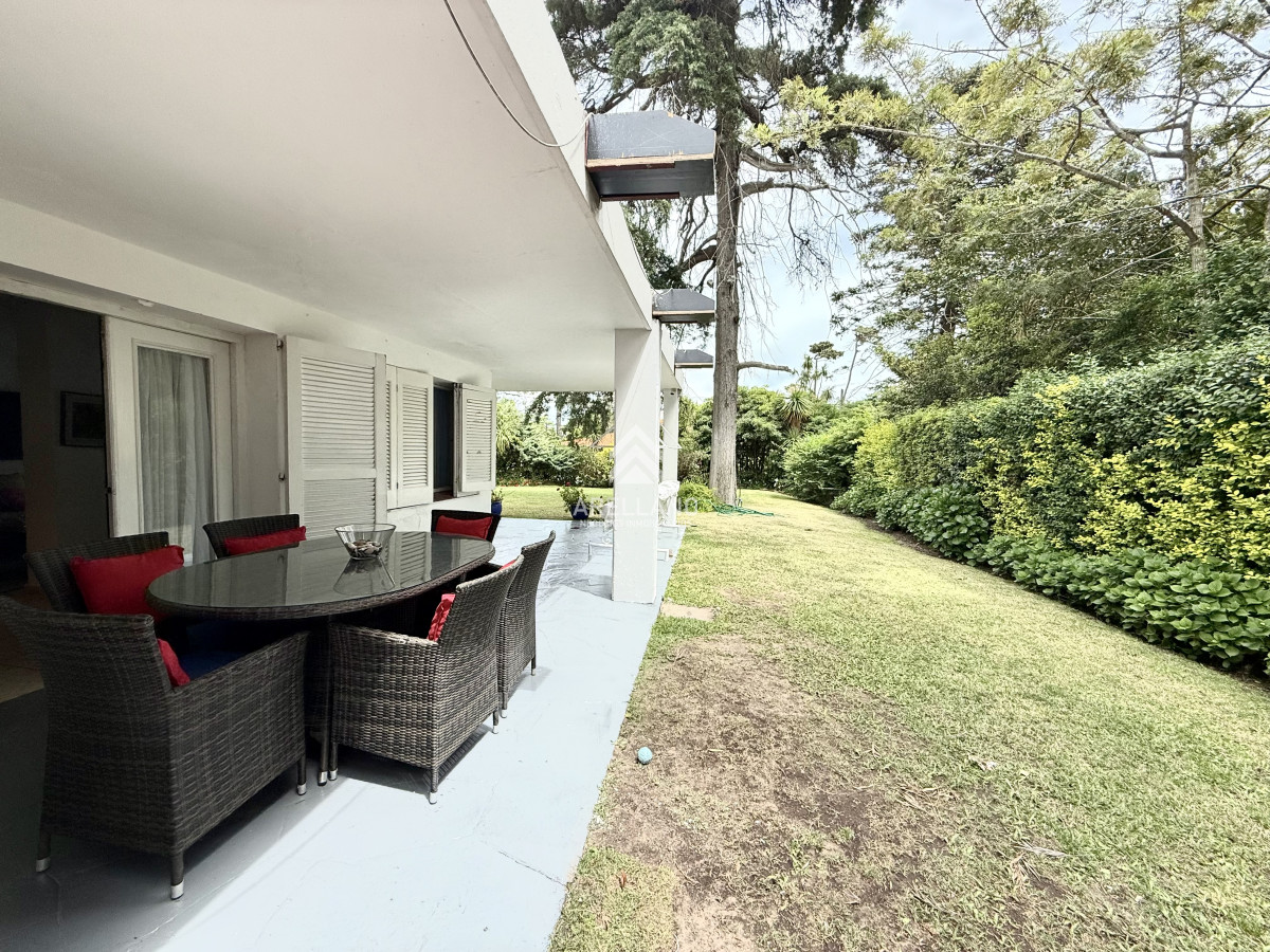 Casa ID.5680 - Alquiler temporal de casa de 3 dormitorios con gran parque en playa mansa, Punta del Este